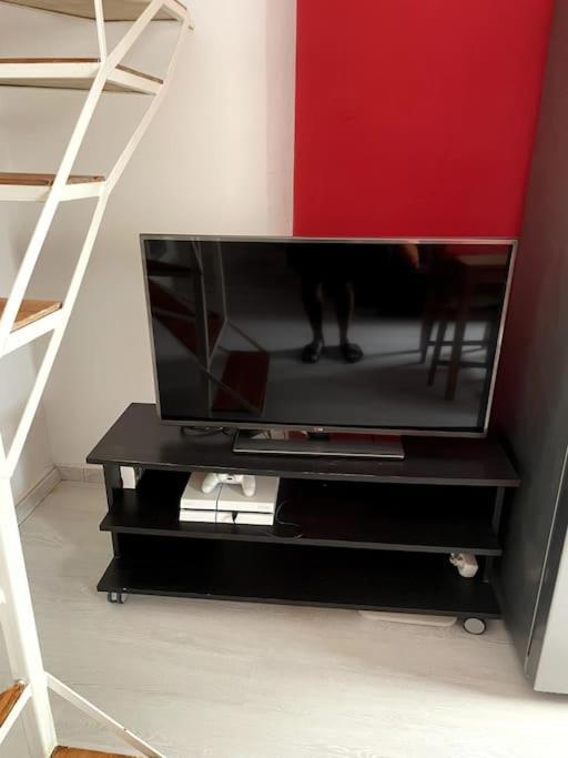 Comfy Apartment With Low Ceiling Attic Αθήνα Εξωτερικό φωτογραφία