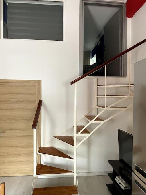 Comfy Apartment With Low Ceiling Attic Αθήνα Εξωτερικό φωτογραφία