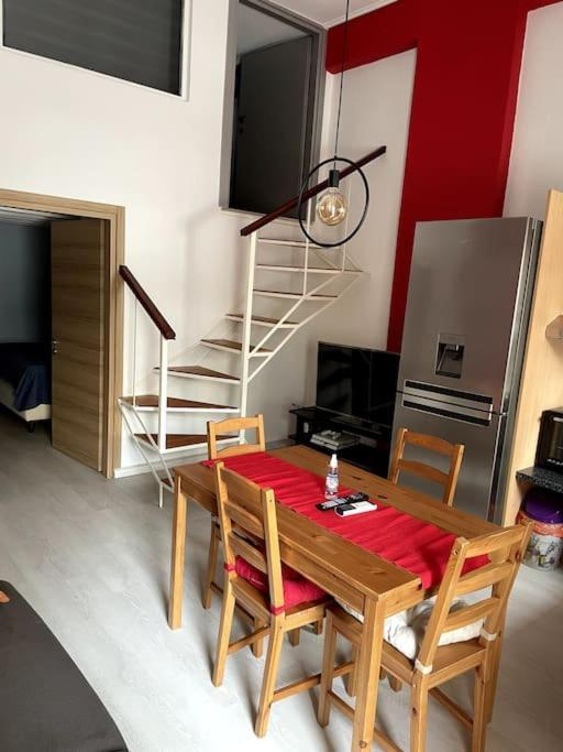 Comfy Apartment With Low Ceiling Attic Αθήνα Εξωτερικό φωτογραφία