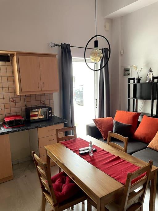 Comfy Apartment With Low Ceiling Attic Αθήνα Εξωτερικό φωτογραφία