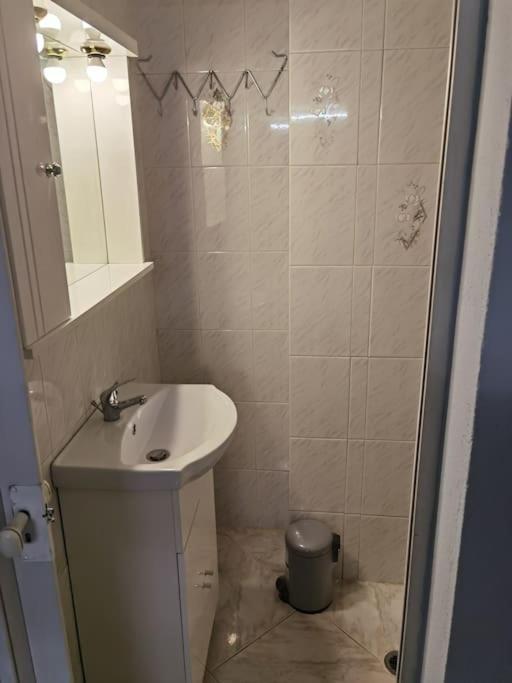 Comfy Apartment With Low Ceiling Attic Αθήνα Εξωτερικό φωτογραφία