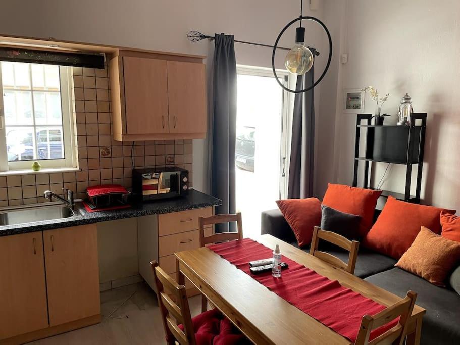 Comfy Apartment With Low Ceiling Attic Αθήνα Εξωτερικό φωτογραφία