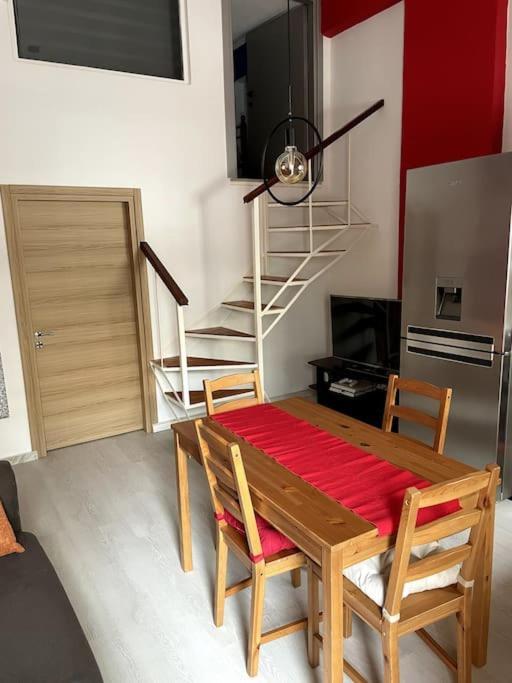 Comfy Apartment With Low Ceiling Attic Αθήνα Εξωτερικό φωτογραφία