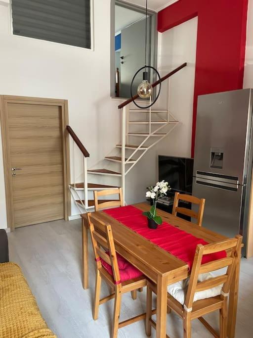 Comfy Apartment With Low Ceiling Attic Αθήνα Εξωτερικό φωτογραφία